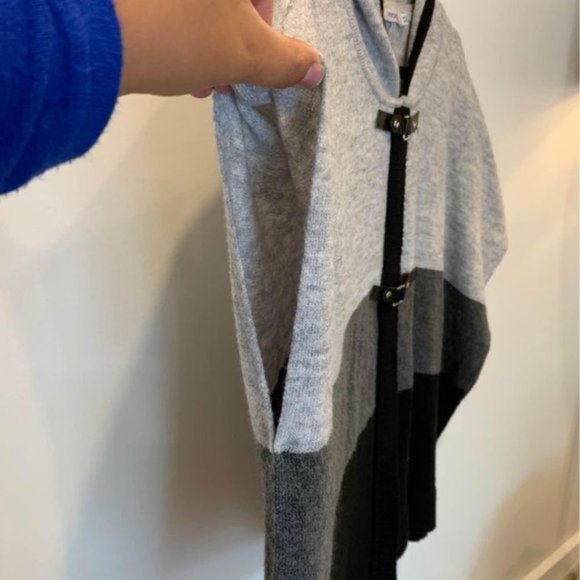 - RICKIS womans cape sweater. Colourblock gray/black. Buckle detail. Hood… - Picture 5 of 10